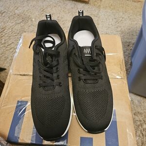 NEW ETHLETIC  WOMANS SIZE 9